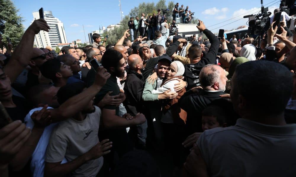 La gente saluda a los presos palestinos liberados a su llegada a Ramala tras ser puestos en libertad de una cárcel israelí como parte del acuerdo de liberación entre Israel y Hamás. EFE/ALAA BADARNEH