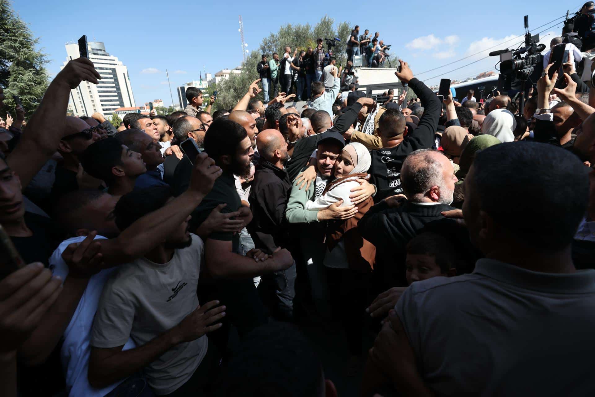La gente saluda a los presos palestinos liberados a su llegada a Ramala tras ser puestos en libertad de una cárcel israelí como parte del acuerdo de liberación entre Israel y Hamás. EFE/ALAA BADARNEH