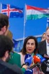 La ministra de Defensa de España, Margarita Robles, habla con la prensa durante la reunión de ministros de Defensa de la OTAN en Bruselas, Bélgica, 15 de octubre de 2025. (Bélgica, Bruselas) EFE/EPA/OLIVIER MATTHYS
