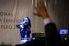 La rapera Andromeda participa en una exhibición de rap improvisado al finalizar un taller sobre la destreza del lenguaje en esta disciplina artística este martes, en la Plaza de Armas de Arequipa (Perú). EFE/Paolo Aguilar