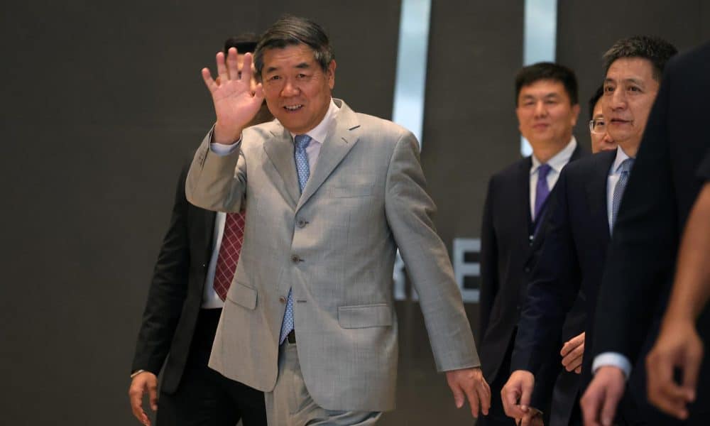 El viceprimer ministro chino, He Lifeng, a su salida este sábado del hotel de Kuala Lumpur tras horas de reunión con la parte estadounidense.
 EFE/EPA/HOW HWEE YOUNG