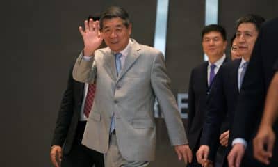El viceprimer ministro chino, He Lifeng, a su salida este sábado del hotel de Kuala Lumpur tras horas de reunión con la parte estadounidense.
 EFE/EPA/HOW HWEE YOUNG