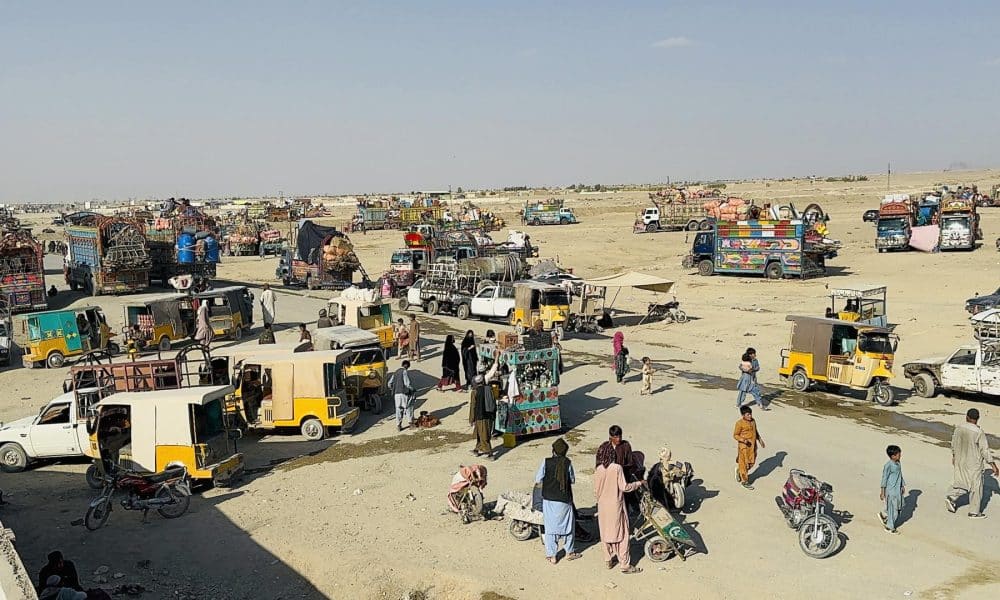 Refugiados afganos se preparan para regresar a Afganistán en la frontera entre Pakistán y Afganistán en Chaman, Pakistán, el 26 de octubre de 2025. EFE/EPA/AKHTAR GULFAM