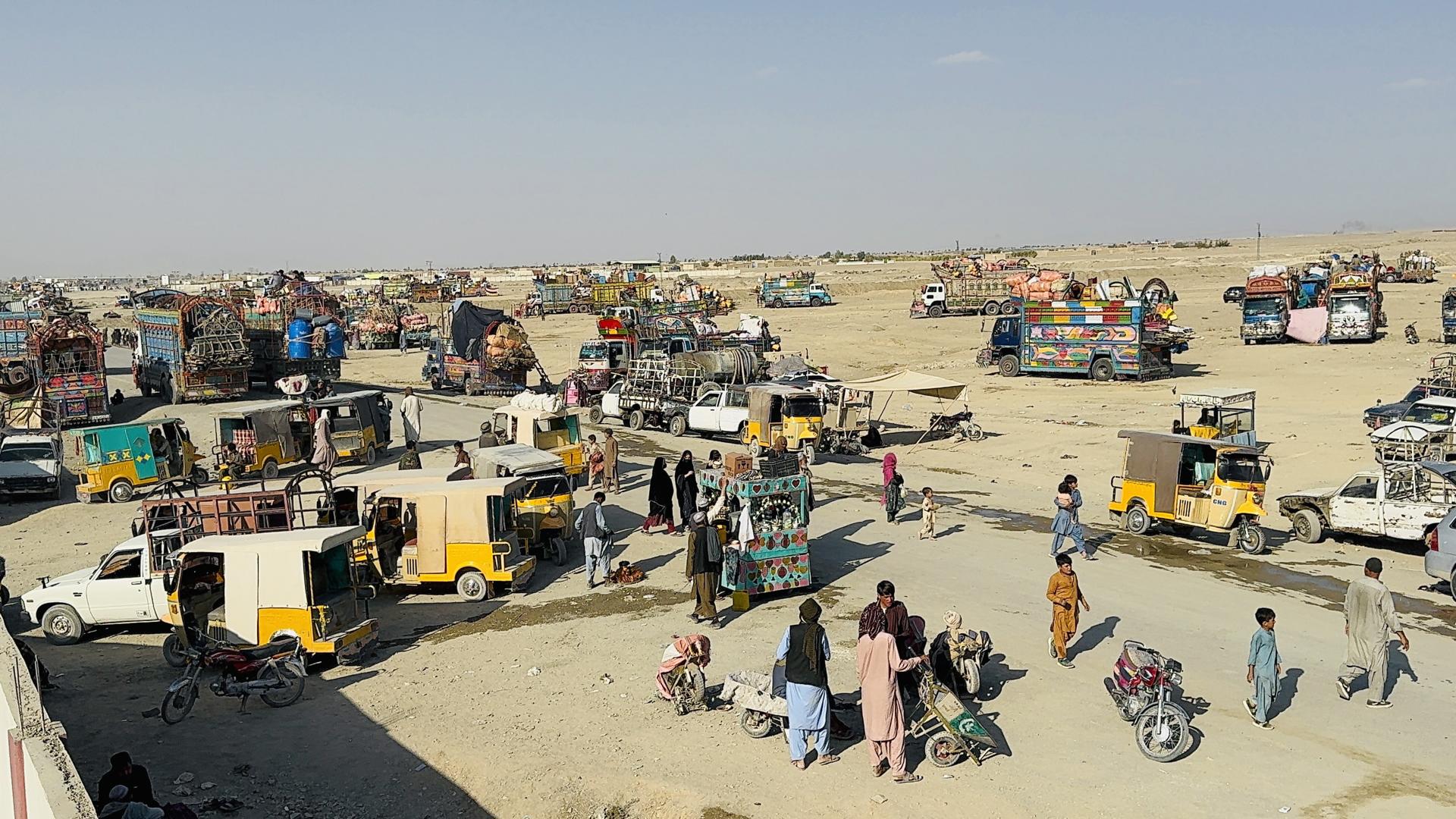 Refugiados afganos se preparan para regresar a Afganistán en la frontera entre Pakistán y Afganistán en Chaman, Pakistán, el 26 de octubre de 2025. EFE/EPA/AKHTAR GULFAM