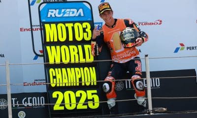 El piloto español de Moto3 Red Bull KTM Ajo Jose Antonio Rueda celebra la victoria como campeón del mundo durante la carrera en el Gran Premio de Motociclismo de Indonesia en el Circuito de Mandalika, Indonesia. EFE/EPA/ADI WEDA