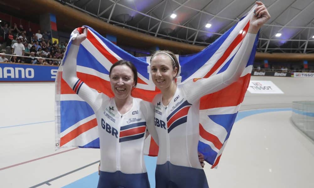 Las pedalistas de Gran Bretaña Anna Morris (i), ganadora de la medalla de oro, y Josie Knight, plata, celebran su primer y segundo lugar en la prueba de persecución individual femenina en el Campeonato del Mundo de Ciclismo en Pista, en Santiago (Chile). EFE/Osvaldo Villarroel