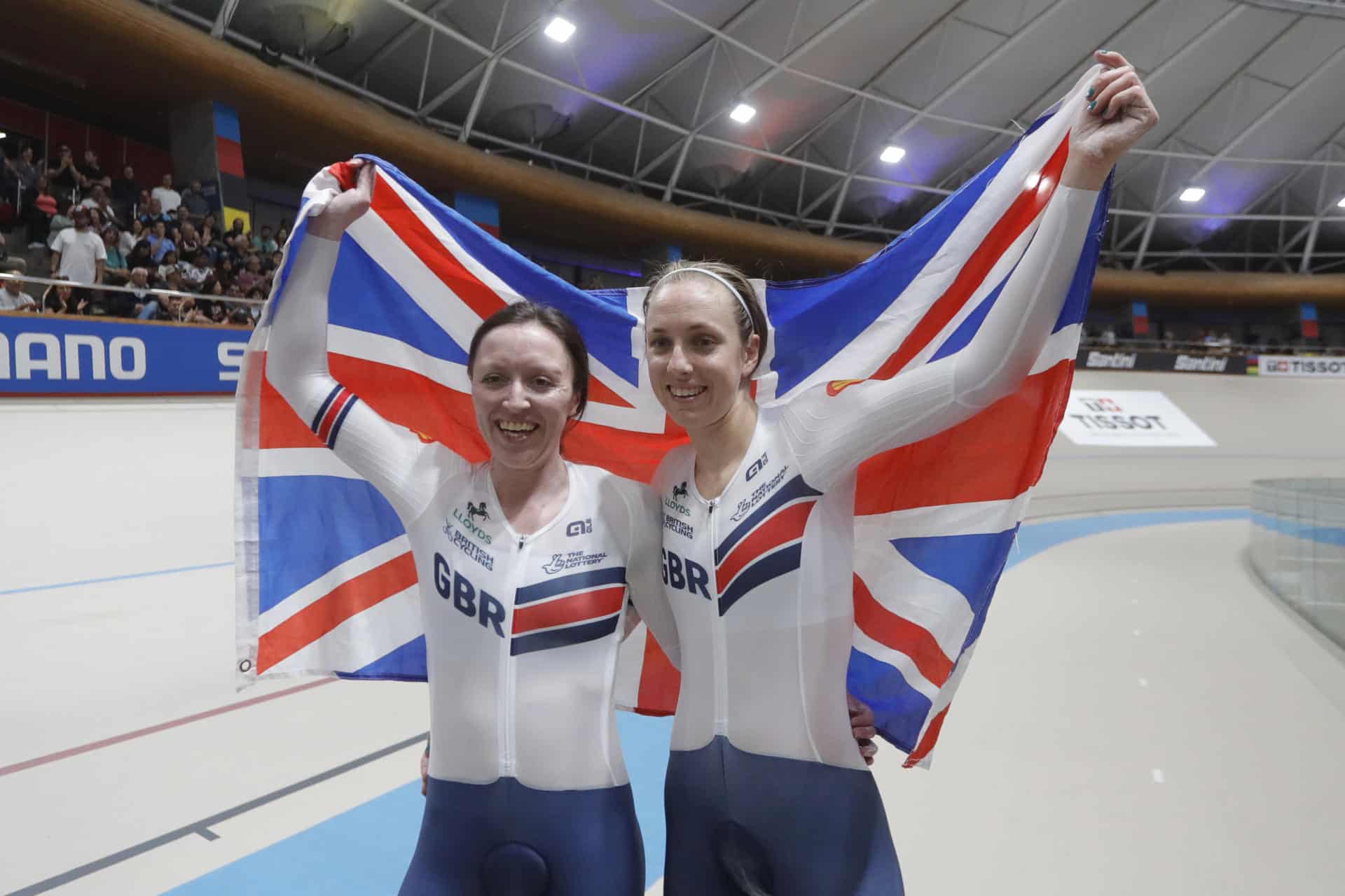 Las pedalistas de Gran Bretaña Anna Morris (i), ganadora de la medalla de oro, y Josie Knight, plata, celebran su primer y segundo lugar en la prueba de persecución individual femenina en el Campeonato del Mundo de Ciclismo en Pista, en Santiago (Chile). EFE/Osvaldo Villarroel