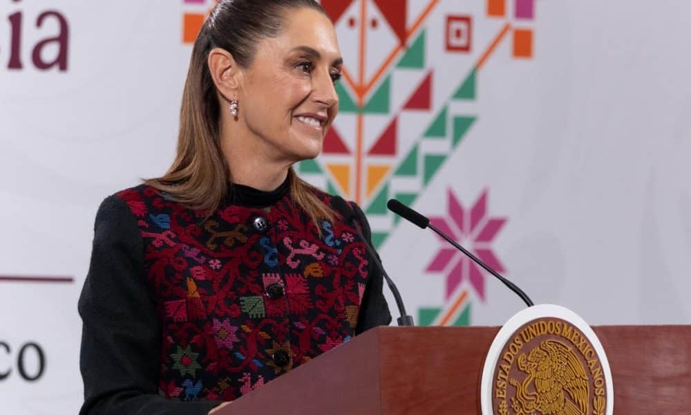 Fotografía cedida por la Presidencia de México de su mandataria, Claudia Sheinbaum, hablando durante una rueda de prensa este viernes, en Palacio Nacional de la Ciudad de México (México). EFE/ Presidencia de México /SOLO USO EDITORIAL/NO VENTAS/SOLO DISPONIBLE PARA ILUSTRAR LA NOTICIA QUE ACOMPAÑA (CRÉDITO OBLIGATORIO)