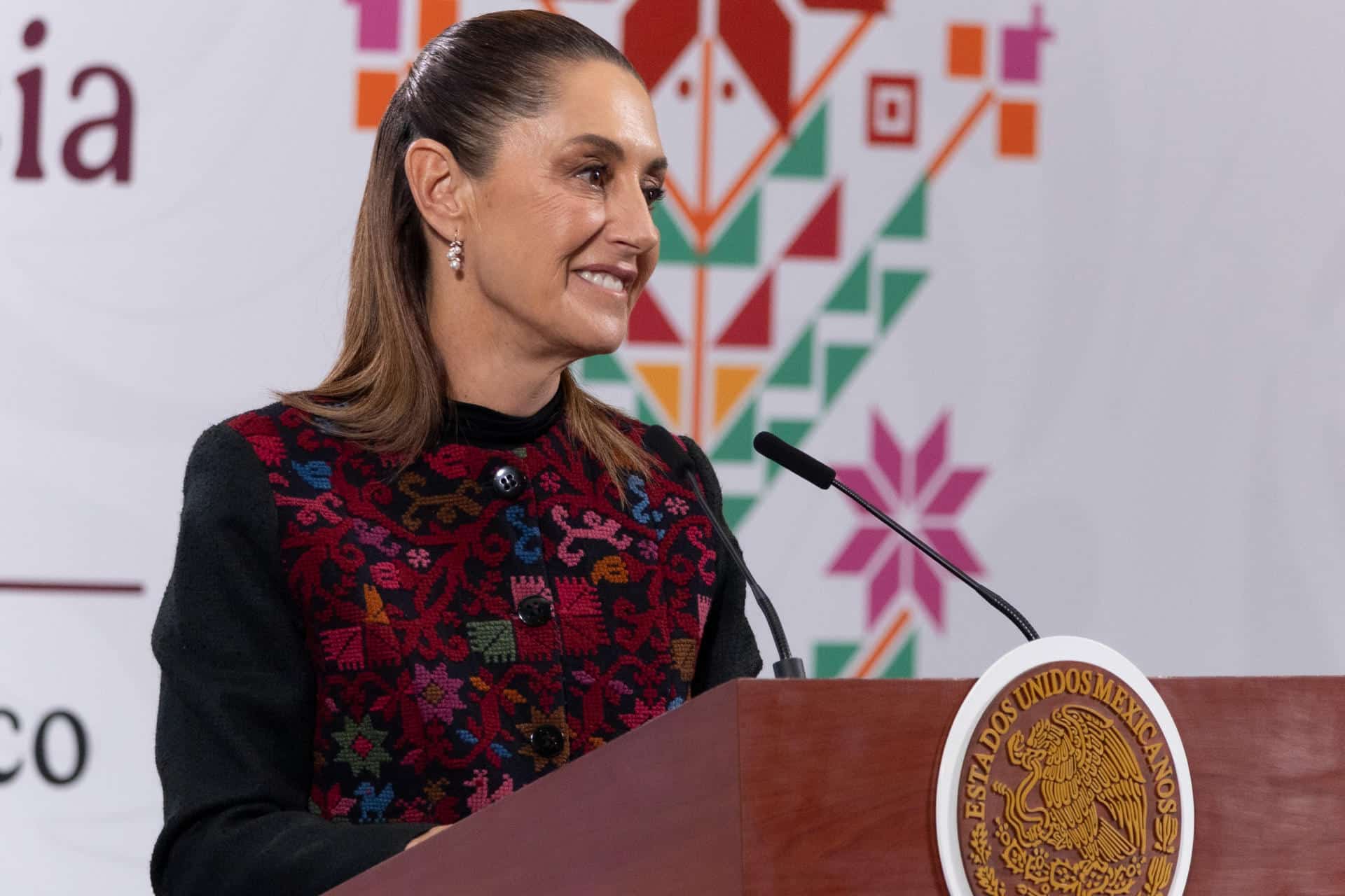 Fotografía cedida por la Presidencia de México de su mandataria, Claudia Sheinbaum, hablando durante una rueda de prensa este viernes, en Palacio Nacional de la Ciudad de México (México). EFE/ Presidencia de México /SOLO USO EDITORIAL/NO VENTAS/SOLO DISPONIBLE PARA ILUSTRAR LA NOTICIA QUE ACOMPAÑA (CRÉDITO OBLIGATORIO)