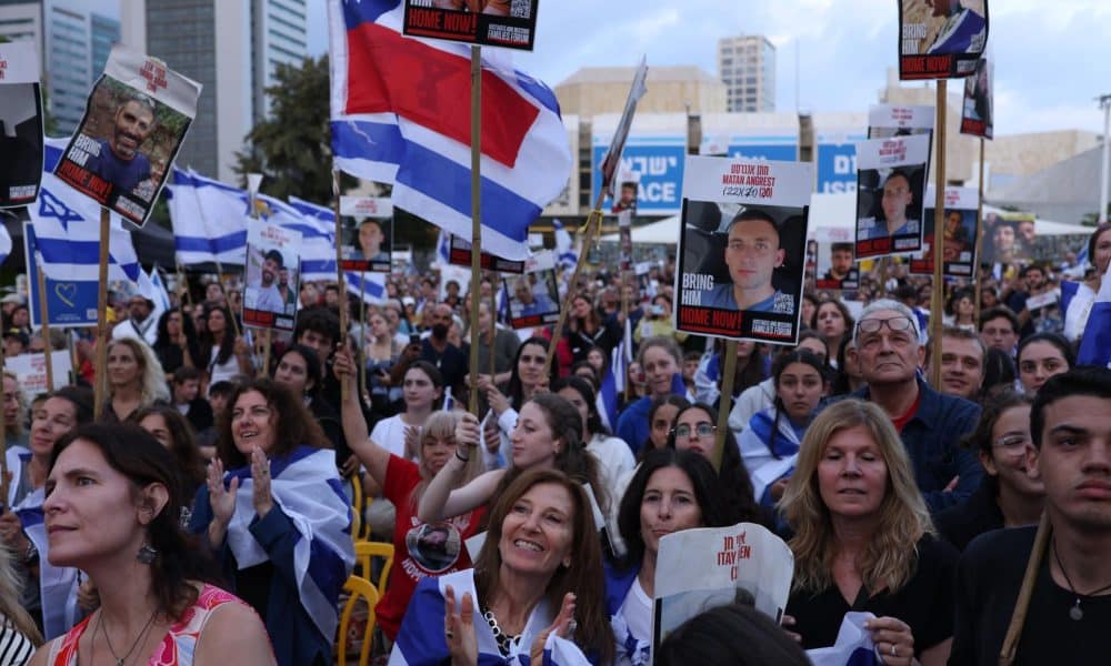Israelíes celebran antes de la liberación programada de rehenes retenidos por Hamás, en la Plaza de Rehenes en Tel Aviv, Israel, el 13 de octubre de 2025. EFE/STRINGER
