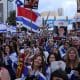 Israelíes celebran antes de la liberación programada de rehenes retenidos por Hamás, en la Plaza de Rehenes en Tel Aviv, Israel, el 13 de octubre de 2025. EFE/STRINGER