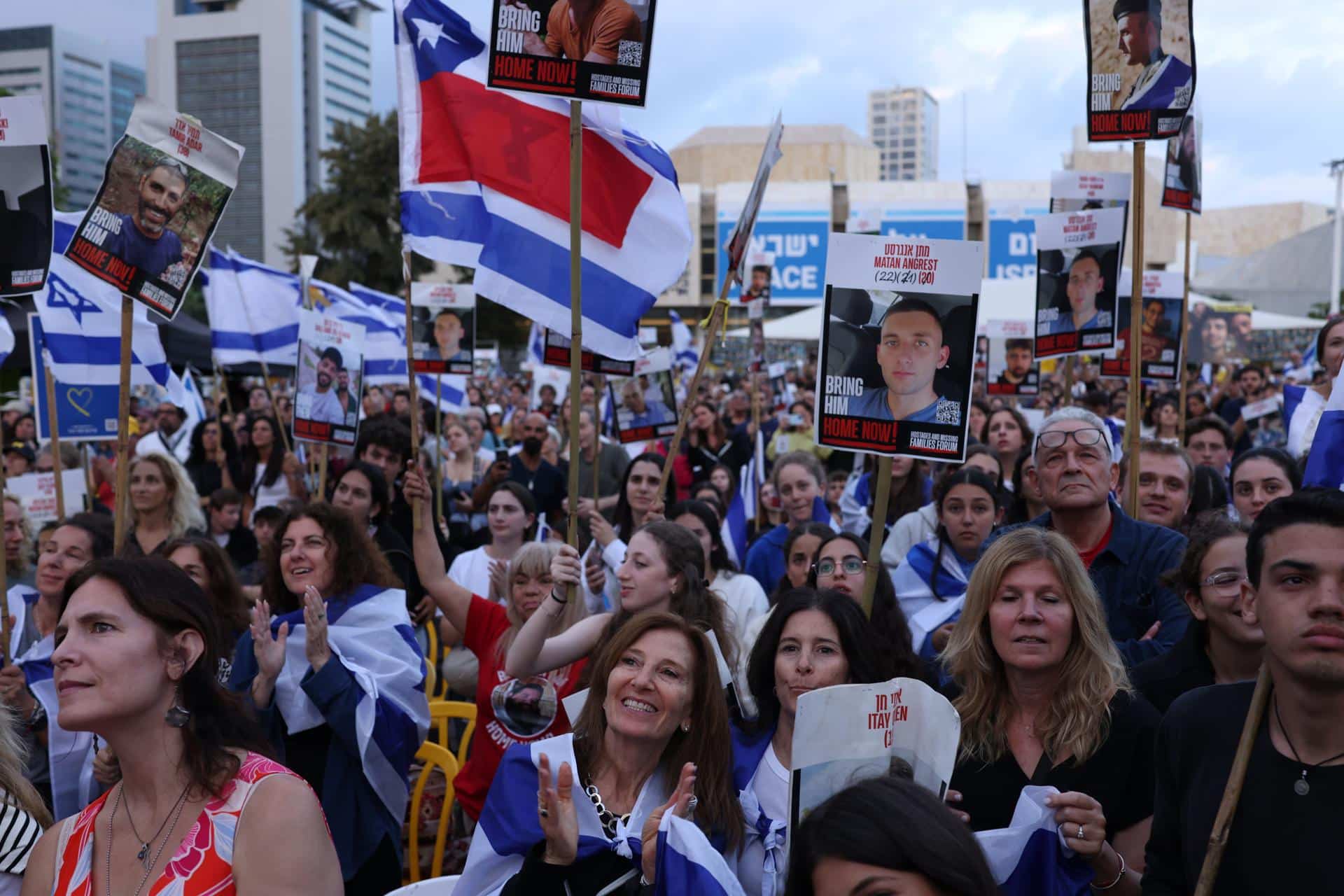 Israelíes celebran antes de la liberación programada de rehenes retenidos por Hamás, en la Plaza de Rehenes en Tel Aviv, Israel, el 13 de octubre de 2025. EFE/STRINGER
