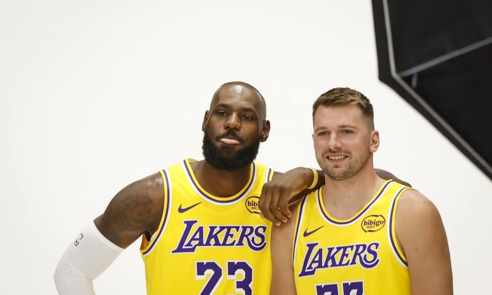 LeBron James (i) y Luka Doncic, estrella de Los Angeles Lakers. EFE/EPA/CAROLINE BREHMAN