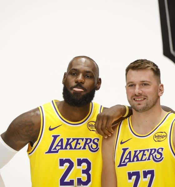 LeBron James (i) y Luka Doncic, estrella de Los Angeles Lakers. EFE/EPA/CAROLINE BREHMAN