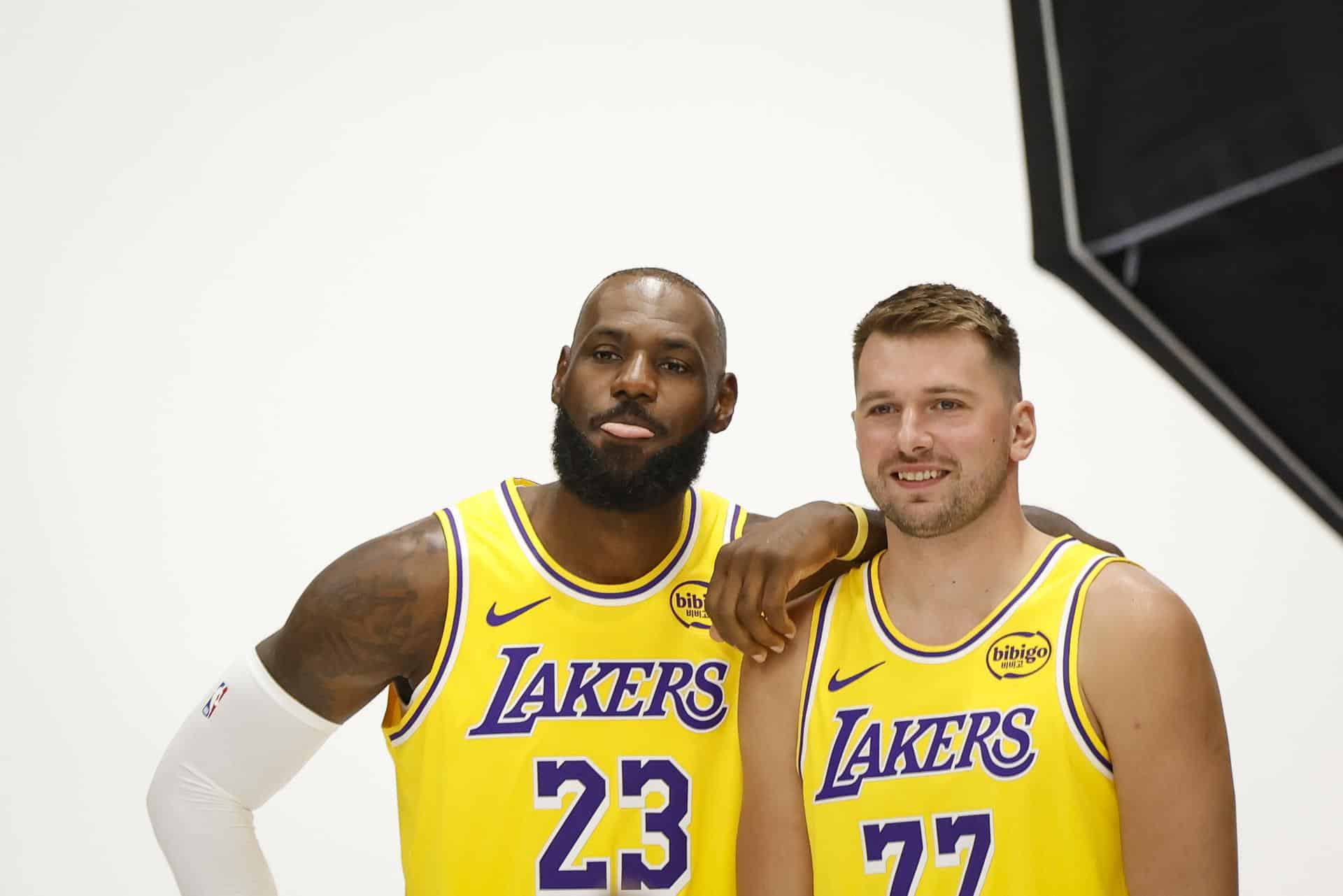 LeBron James (i) y Luka Doncic, estrella de Los Angeles Lakers. EFE/EPA/CAROLINE BREHMAN