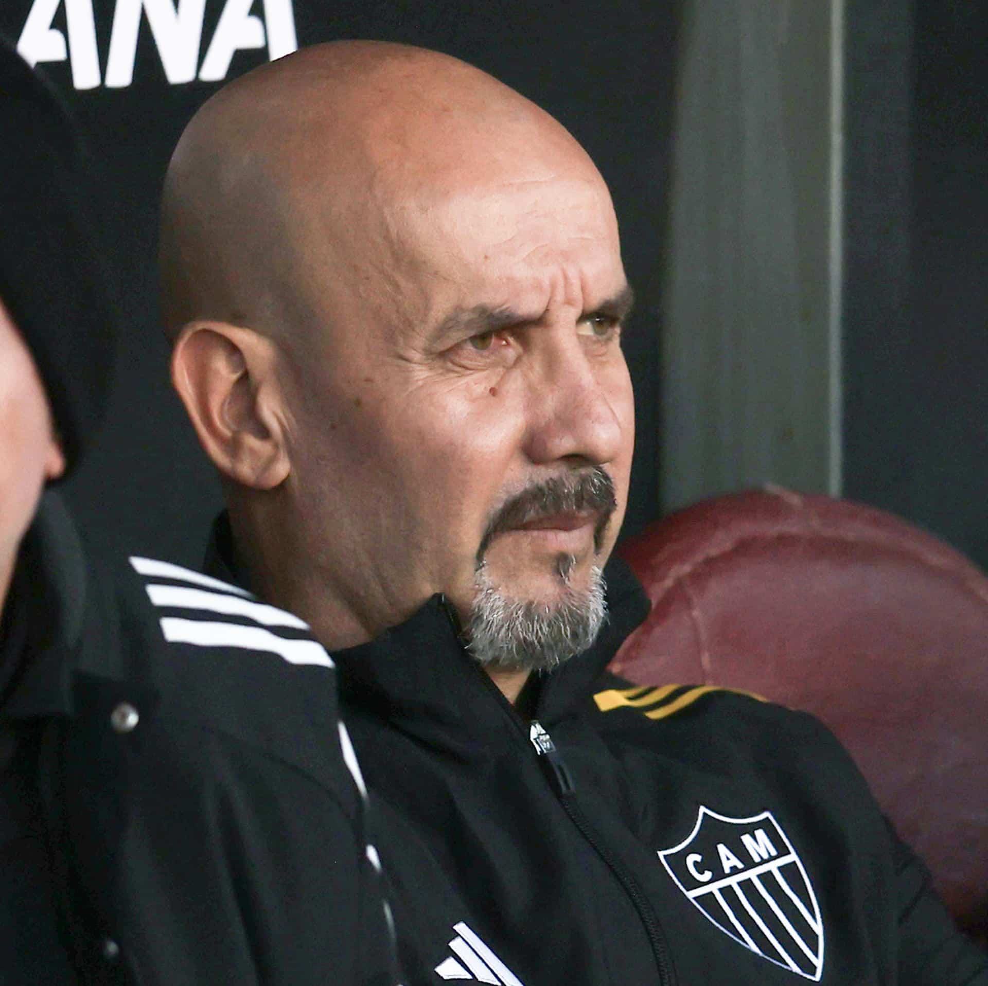 El entrenador argentino Jorge Sampaoli necesita dar un golpe de timón este martes al rumbo de Atlético Mineiro, que comenzará las semifinales de la Copa Sudamericana en la cancha de Independiente del Valle, cuyo presente es mucho mas exitoso. EFE/ Luis Gandarillas