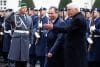 El presidente alemán Frank-Walter Steinmeier (R) hace un gesto junto al Gran Duque de Luxemburgo Guillermo V (C) mientras caminan juntos durante una recepción con honores militares con motivo de la visita del Gran Duque de Luxemburgo al Palacio de Bellevue en Berlín, Alemania, 27 de octubre de 2025. (Alemania, Luxemburgo, Luxemburgo) EFE/EPA/CLEMENS BILAN