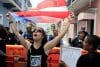 Una persona sostiene una bandera en una manifestación este lunes, frente a la sede del Ejecutivo en San Juan (Puerto Rico). EFE/ Thais Llorca
