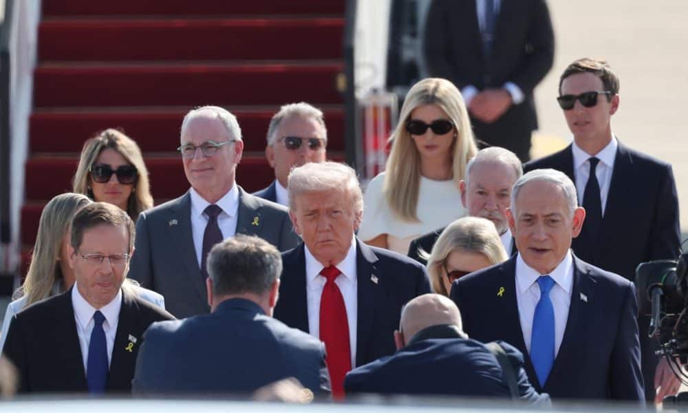 El presidente estadounidense, Donald Trump, es recibido en el aeropuerto de Tel Aviv por el primer ministro israelí, Benjamin Netanyahu, y por el presidente del país, Isaac Herzog. EFE/EPA/ABIR SULTAN