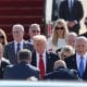El presidente estadounidense, Donald Trump, es recibido en el aeropuerto de Tel Aviv por el primer ministro israelí, Benjamin Netanyahu, y por el presidente del país, Isaac Herzog. EFE/EPA/ABIR SULTAN