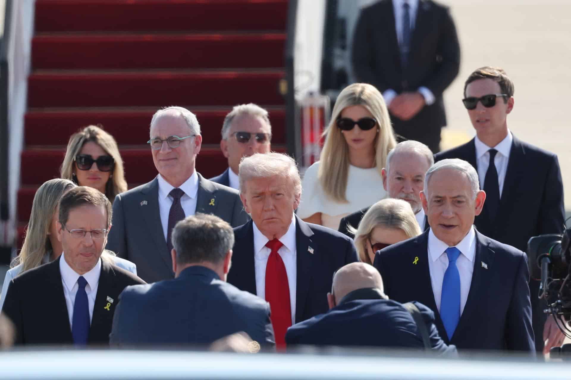 El presidente estadounidense, Donald Trump, es recibido en el aeropuerto de Tel Aviv por el primer ministro israelí, Benjamin Netanyahu, y por el presidente del país, Isaac Herzog. EFE/EPA/ABIR SULTAN