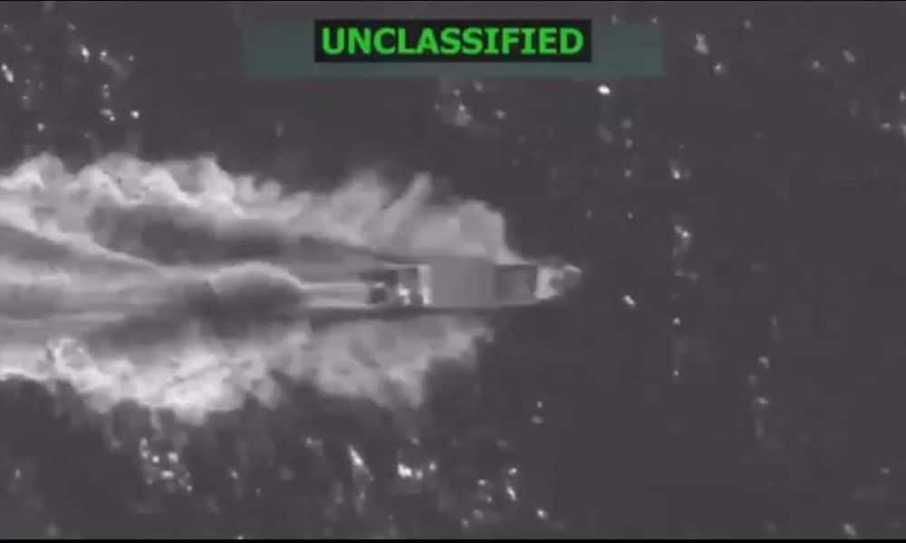 Captura de pantalla de un video publicado en la cuenta oficial de la red social X @SecWar del secretario del Departamento de Defensa estadounidense, Pete Hegseth, que muestra un ataque contra una embarcación en aguas del océano Pacífico el 22 de octubre. EFE/ @secwar / SOLO USO EDITORIAL/ NO VENTAS/ SOLO DISPONIBLE PARA ILUSTRAR LA NOTICIA QUE ACOMPAÑA (CRÉDITO OBLIGATORIO)