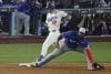 Alex Call (i), de Los Angeles Dodgers, entra a una base en pugna con Vladimir Guerrero Jr. (d) de los Azulejos de Toronto durante la 15ª entrada del juego tres de la Serie Mundial de MLB. EFE/EPA/CAROLINE BREHMAN