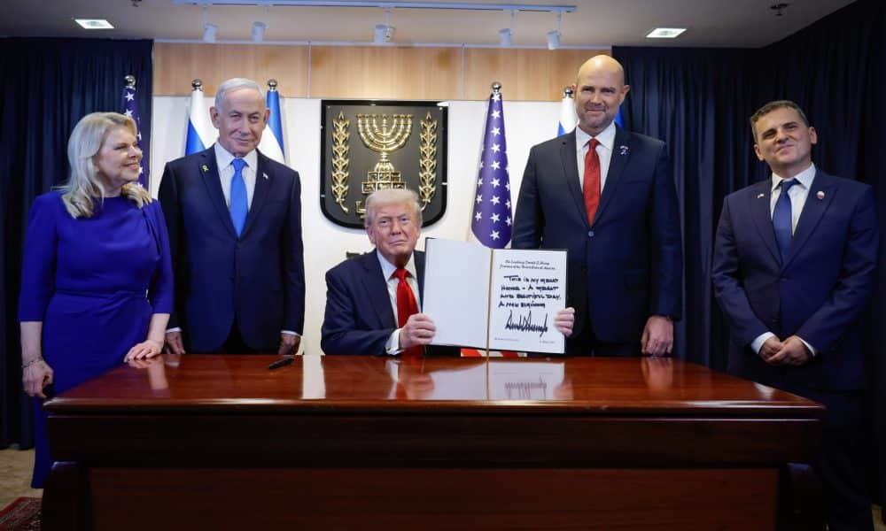 El presidente de Estados Unidos, Donald Trump (c), el presidente del Parlamento israelí (Knéset), Amir Ohana (2d), y el presidente israelí, Benjamín Netanyahu (2i), este lunes en el Knéset en Jerusalén (Israel). EFE/ Parlamento Israelí (Knéset) / ***SOLO USO EDITORIAL/SOLO DISPONIBLE PARA ILUSTRAR LA NOTICIA QUE ACOMPAÑA (CRÉDITO OBLIGATORIO)***