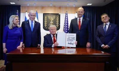 El presidente de Estados Unidos, Donald Trump (c), el presidente del Parlamento israelí (Knéset), Amir Ohana (2d), y el presidente israelí, Benjamín Netanyahu (2i), este lunes en el Knéset en Jerusalén (Israel). EFE/ Parlamento Israelí (Knéset) / ***SOLO USO EDITORIAL/SOLO DISPONIBLE PARA ILUSTRAR LA NOTICIA QUE ACOMPAÑA (CRÉDITO OBLIGATORIO)***