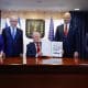 El presidente de Estados Unidos, Donald Trump (c), el presidente del Parlamento israelí (Knéset), Amir Ohana (2d), y el presidente israelí, Benjamín Netanyahu (2i), este lunes en el Knéset en Jerusalén (Israel). EFE/ Parlamento Israelí (Knéset) / ***SOLO USO EDITORIAL/SOLO DISPONIBLE PARA ILUSTRAR LA NOTICIA QUE ACOMPAÑA (CRÉDITO OBLIGATORIO)***