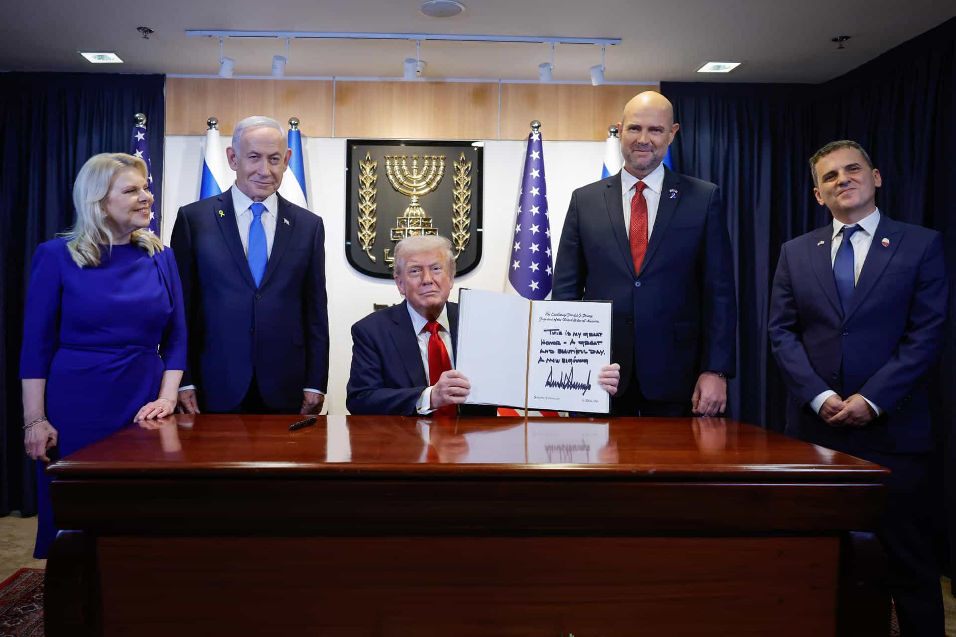 El presidente de Estados Unidos, Donald Trump (c), el presidente del Parlamento israelí (Knéset), Amir Ohana (2d), y el presidente israelí, Benjamín Netanyahu (2i), este lunes en el Knéset en Jerusalén (Israel). EFE/ Parlamento Israelí (Knéset) / ***SOLO USO EDITORIAL/SOLO DISPONIBLE PARA ILUSTRAR LA NOTICIA QUE ACOMPAÑA (CRÉDITO OBLIGATORIO)***