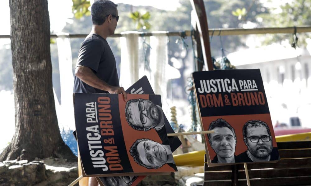 Un hombre asiste a un acto con motivo del asesinato del periodista británico Dom Philips y del indigenista Bruno Pereira en la playa de Copacabana, en Río de Janeiro (Brasil). EFE/ Antonio Lacerda