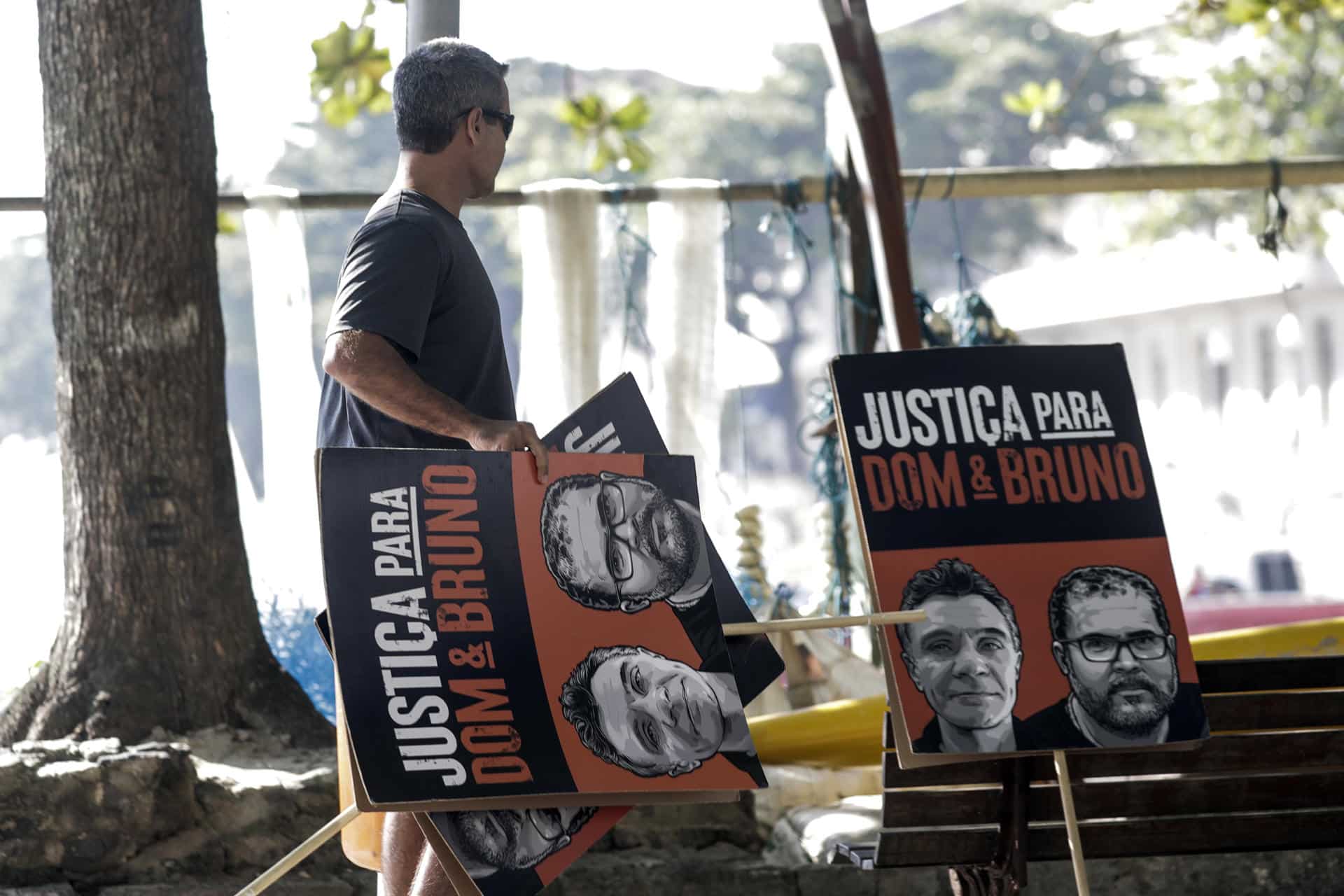Un hombre asiste a un acto con motivo del asesinato del periodista británico Dom Philips y del indigenista Bruno Pereira en la playa de Copacabana, en Río de Janeiro (Brasil). EFE/ Antonio Lacerda
