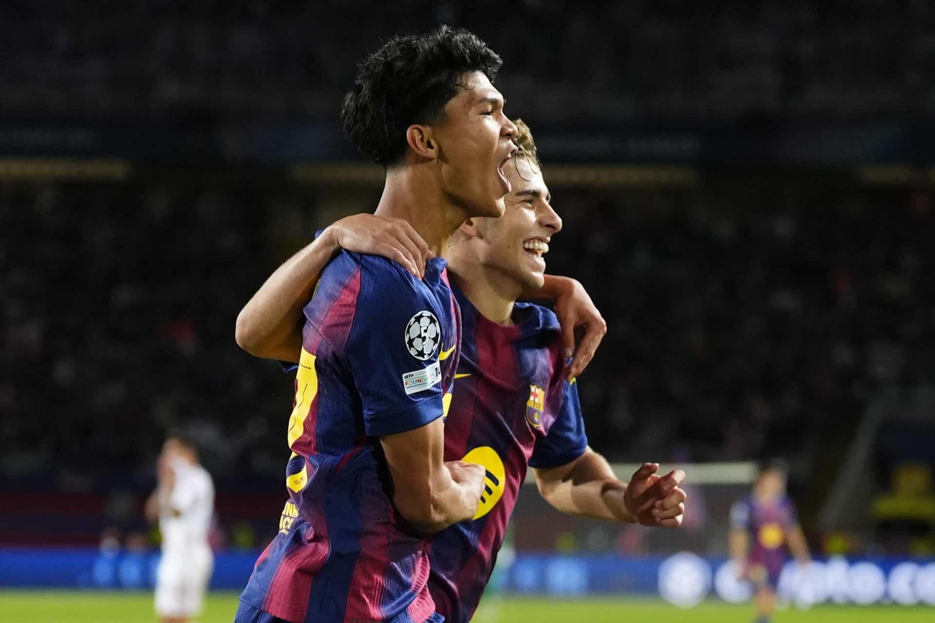 El centrocampista del Barcelona Fermín López (dcha) celebra con Dro Fernández el segundo gol conseguido ante Olympiacos, durante el partido de la jornada 3 de la Liga de Campeones entre el Barcelona y el Olympiacos, este martes en el Estadi Olímpic Lluís Companys. EFE/Siu Wu