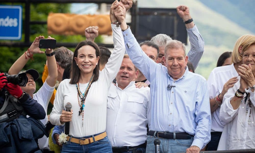 Fotografía de archivo del 30 de julio de 2024 de la líder opositora María Corina Machado junto a Edmundo González Urrutia, durante un acto en Caracas (Venezuela). EFE/ Ronald Peña R