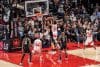 Ochai Agbaji (c-d) de los Raptors de Toronto, prueba a canasta ante la marca de Egor Demin (c-i), de los Nets de Brooklyn este viernes en el Scotiabank Arena de Toronto. EFE/Julio Cesar Rivas