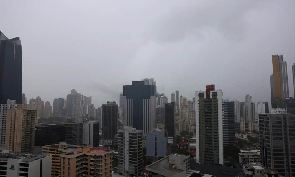 Fotografía que muestra las condiciones climáticas de lluvia ayer lunes, en Ciudad de Panamá (Panamá). EFE/Carlos Lemos