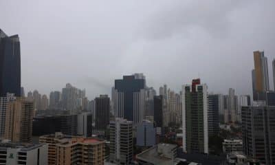 Fotografía que muestra las condiciones climáticas de lluvia ayer lunes, en Ciudad de Panamá (Panamá). EFE/Carlos Lemos