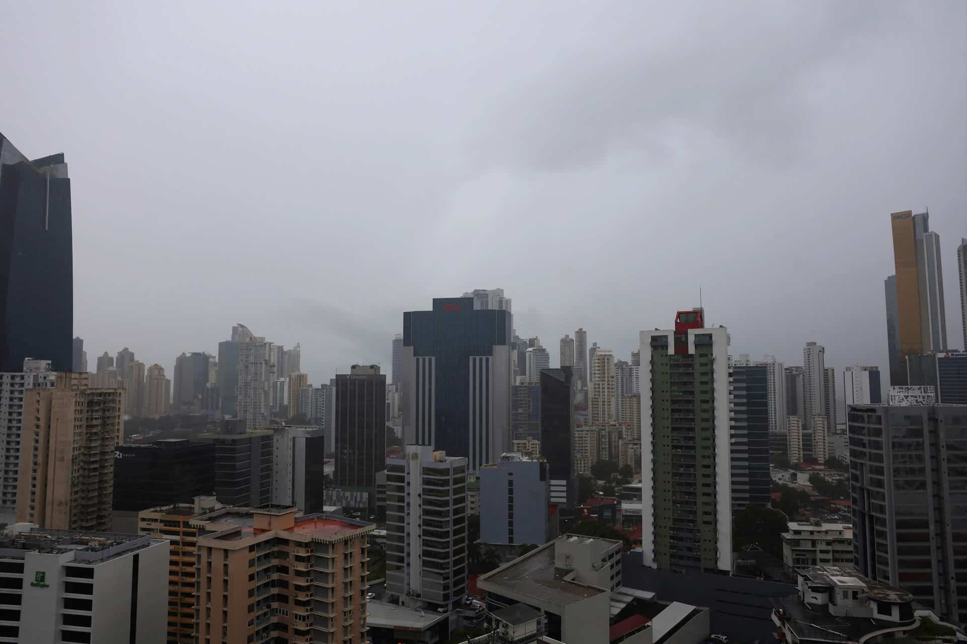 Fotografía que muestra las condiciones climáticas de lluvia ayer lunes, en Ciudad de Panamá (Panamá). EFE/Carlos Lemos