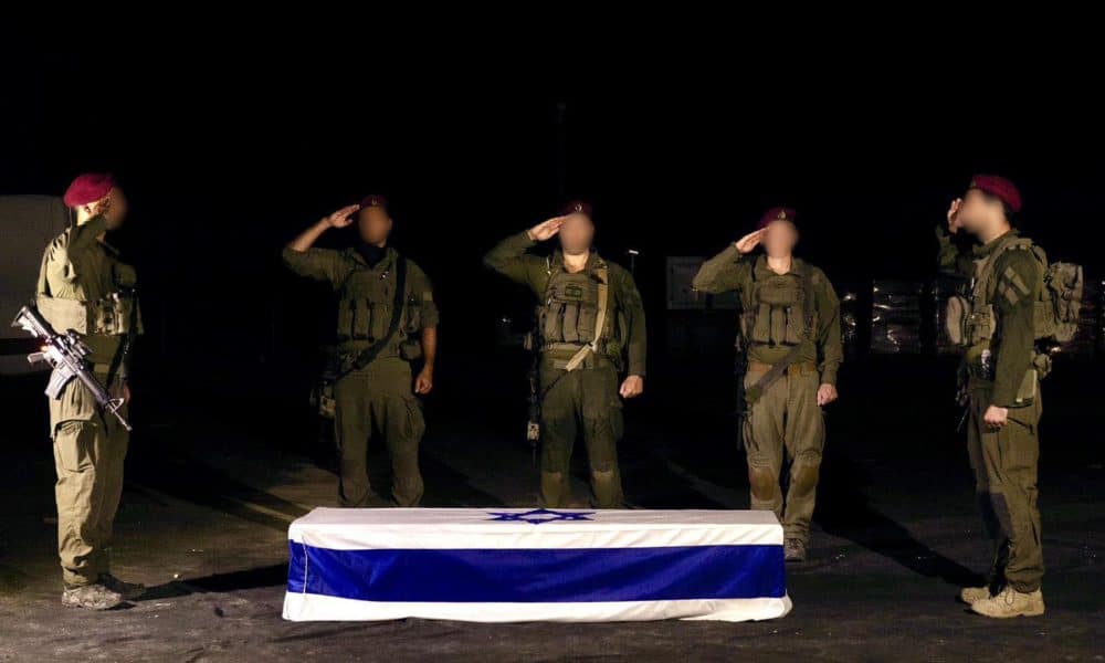 Fotografía cedida este sábado, 18 de octubre, por el Ejército de Israel de la ceremonia de soldados israelíes en memoria del secuestrado Eliyahu Margalit. El Centro de Medicina Forense Abu Kabir de Yafa (sur de Tel Aviv) identificó el cadáver del rehén entregado por Hamás como perteneciente a Margalit. EFE/Ejército Israelí
