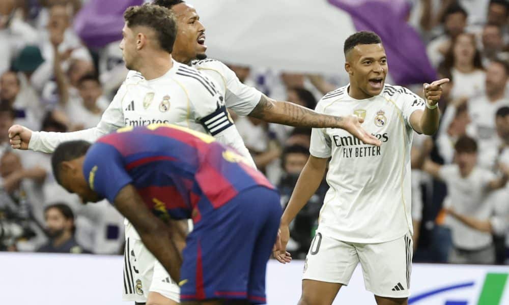 El delantro francés del Real Madrid Kylian Mbappé (R) celebra su gol ante el FC Barcelona durante el partido de la décima jornada de LaLiga EA Sports, que Real Madrid y FC Barcelona disputaron en el estadio Santiago Bernabéu.EFE/Chema Moya