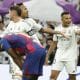El delantro francés del Real Madrid Kylian Mbappé (R) celebra su gol ante el FC Barcelona durante el partido de la décima jornada de LaLiga EA Sports, que Real Madrid y FC Barcelona disputaron en el estadio Santiago Bernabéu.EFE/Chema Moya