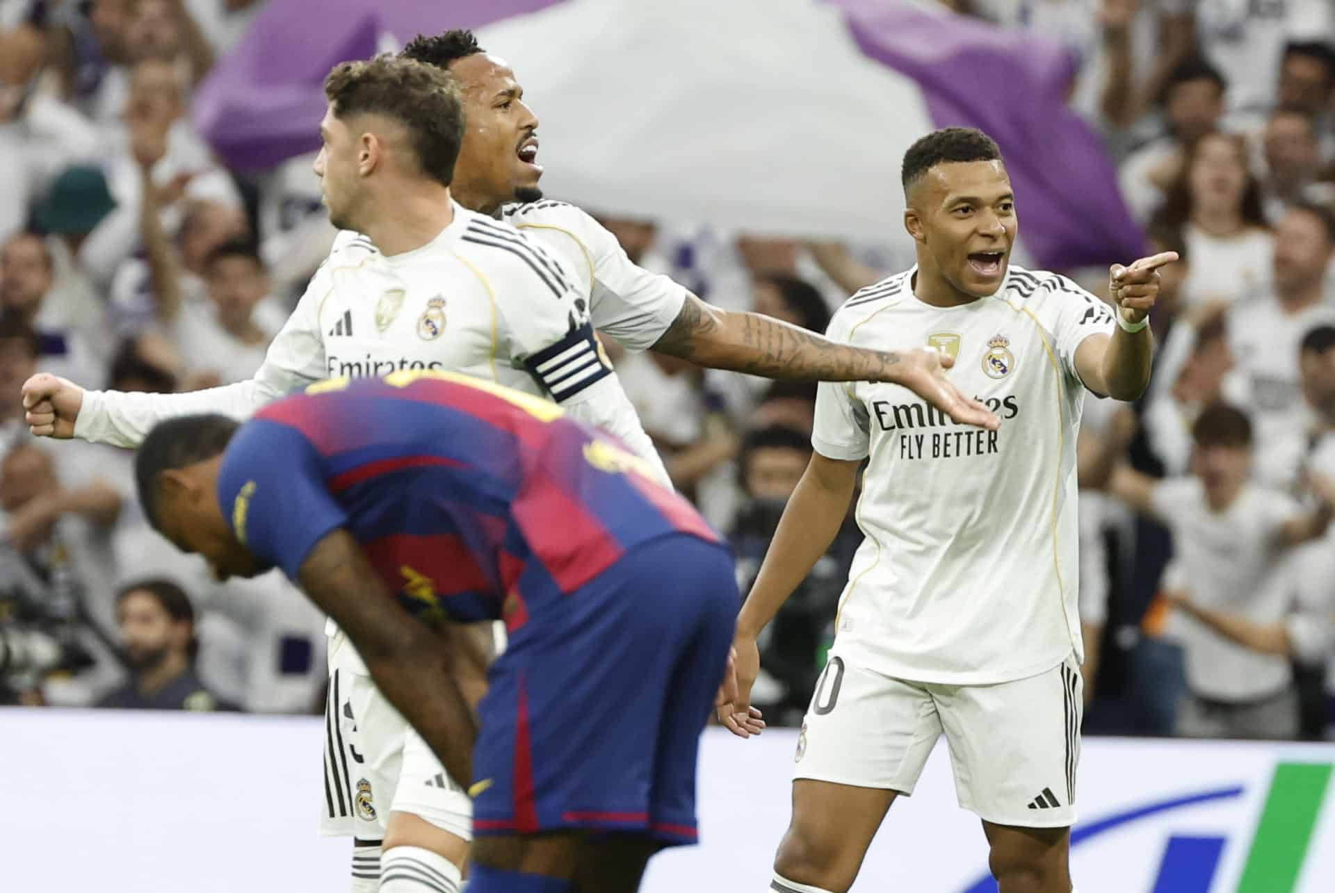 El delantro francés del Real Madrid Kylian Mbappé (R) celebra su gol ante el FC Barcelona durante el partido de la décima jornada de LaLiga EA Sports, que Real Madrid y FC Barcelona disputaron en el estadio Santiago Bernabéu.EFE/Chema Moya
