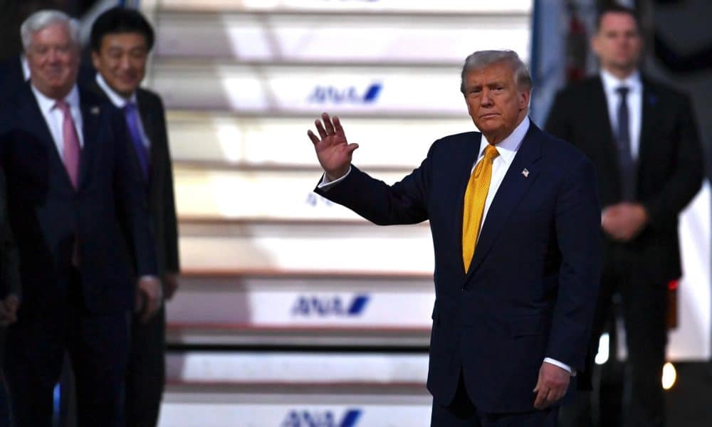El presidente de EE.UU., Donald Trump, es recibido por el recién nombrado secretario en jefe del gabinete de Japón, Minoru Kihara (2-L), y el embajador de EE.UU. en Japón, George Glass (L), a su llegada al aeropuerto internacional de Haneda en Tokio, Japón, el 27 de octubre de 2025. El presidente está de visita de tres días que incluye reuniones con el recién elegido primer ministro de Japón, Sanae Takaichi, y el emperador Naruhito, con el objetivo de reafirmar la alianza Japón-EE.UU. (Japón, Tokio) EFE/EPA/DAVID MAREUIL / POOL