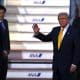 El presidente de EE.UU., Donald Trump, es recibido por el recién nombrado secretario en jefe del gabinete de Japón, Minoru Kihara (2-L), y el embajador de EE.UU. en Japón, George Glass (L), a su llegada al aeropuerto internacional de Haneda en Tokio, Japón, el 27 de octubre de 2025. El presidente está de visita de tres días que incluye reuniones con el recién elegido primer ministro de Japón, Sanae Takaichi, y el emperador Naruhito, con el objetivo de reafirmar la alianza Japón-EE.UU. (Japón, Tokio) EFE/EPA/DAVID MAREUIL / POOL
