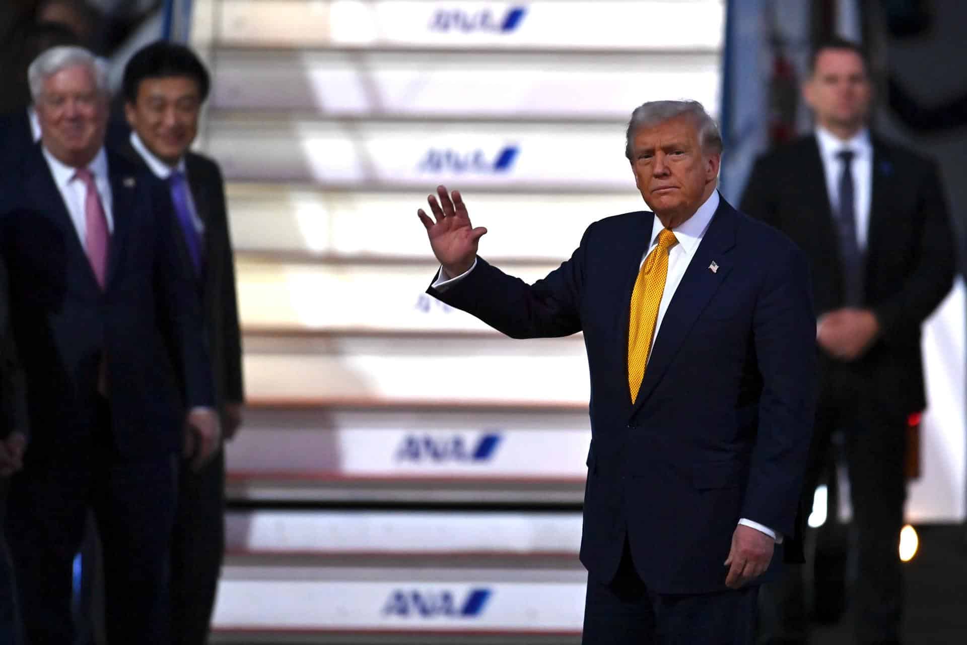 El presidente de EE.UU., Donald Trump, es recibido por el recién nombrado secretario en jefe del gabinete de Japón, Minoru Kihara (2-L), y el embajador de EE.UU. en Japón, George Glass (L), a su llegada al aeropuerto internacional de Haneda en Tokio, Japón, el 27 de octubre de 2025. El presidente está de visita de tres días que incluye reuniones con el recién elegido primer ministro de Japón, Sanae Takaichi, y el emperador Naruhito, con el objetivo de reafirmar la alianza Japón-EE.UU. (Japón, Tokio) EFE/EPA/DAVID MAREUIL / POOL