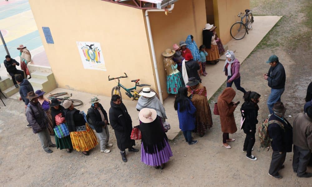 Personas esperan en una fila este domingo, para votar en la segunda vuelta electoral en la comunidad de Laja (Bolivia). EFE/ Luis Gandarillas