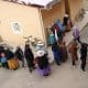 Personas esperan en una fila este domingo, para votar en la segunda vuelta electoral en la comunidad de Laja (Bolivia). EFE/ Luis Gandarillas