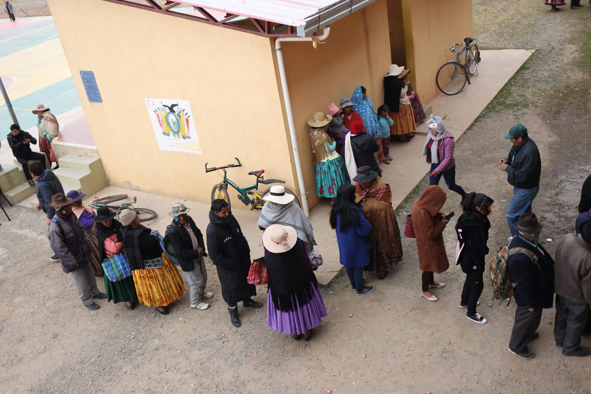Personas esperan en una fila este domingo, para votar en la segunda vuelta electoral en la comunidad de Laja (Bolivia). EFE/ Luis Gandarillas