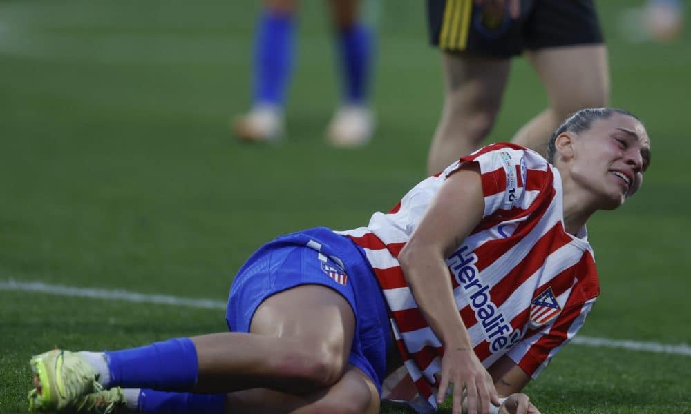 La delantera brasileña del Atlético Gio Garbelini en el momento de lesionarse tras la dura entrada de la jugadora del Manchester United Dominique Janssen, que le ha provocado la rotura de peroné. EFE/ Kiko Huesca